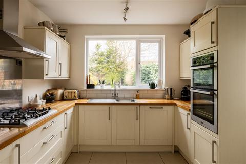 4 bed property, in Oakdene Road, £850,000