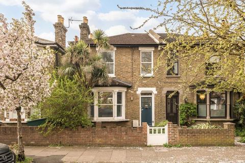 2 bed property, in Taunton Road, £570,000