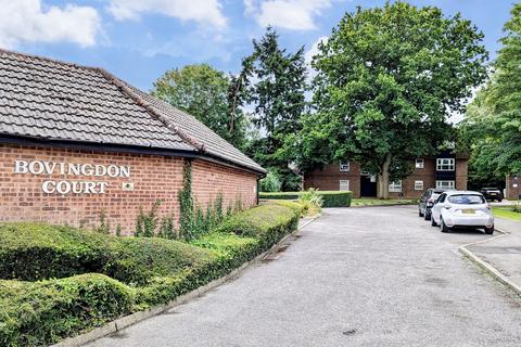 2 bed property, in Bovingdon Court, £240,000
