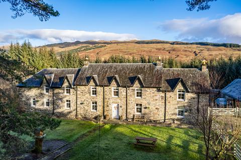 8 bed property, in Ewich House, £795,000