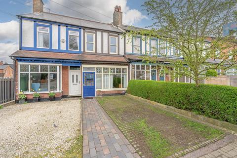 2 bed property, in Watford Road, £290,000