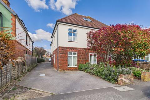 2 bed property, in Pavilion Road, £220,000