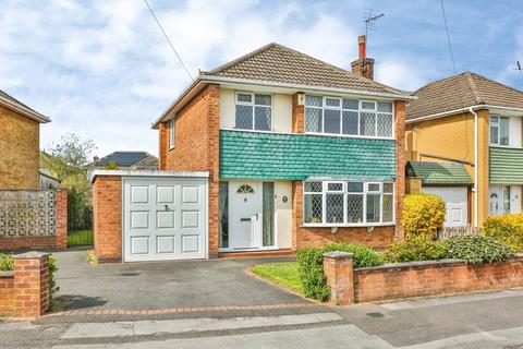 3 bed property, in Vaughan Avenue, £300,000