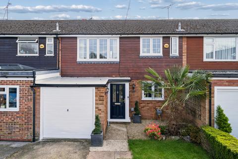3 bed property, in Hill Farm Road, £555,000