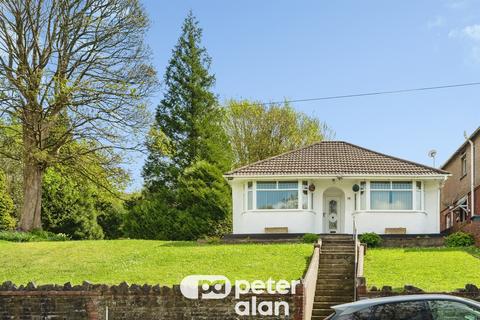 2 bed property, in Old Road, £250,000
