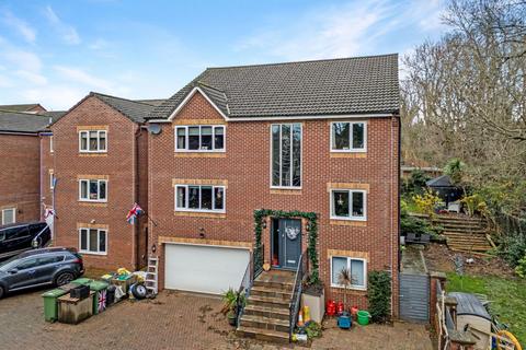 5 bed property, in Greens Valley Drive, £528,000