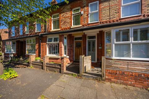 2 bed property, in Eleanor Road, £400,000