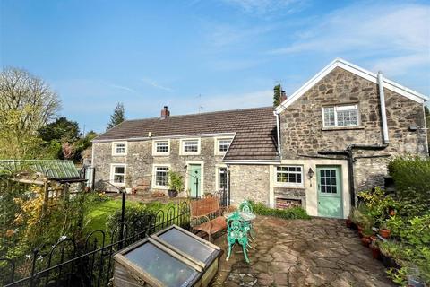 4 bed property, in Pontantwn, £425,000