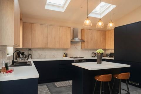 4 bed property, in Sturgess Avenue, £899,999