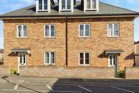 1 bed property, in Crown Street, £140,000