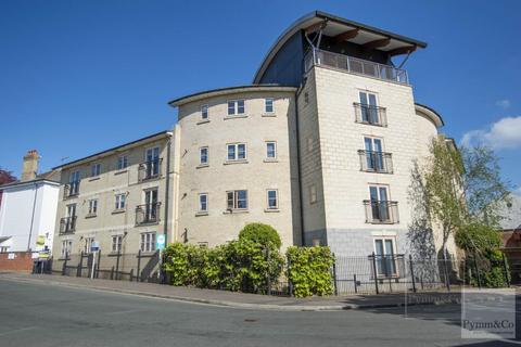 2 bed property, in Lower Clarence Road, £170,000