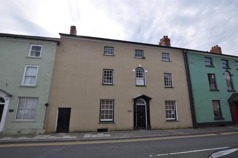 6 bed property, in King Street, £380,000