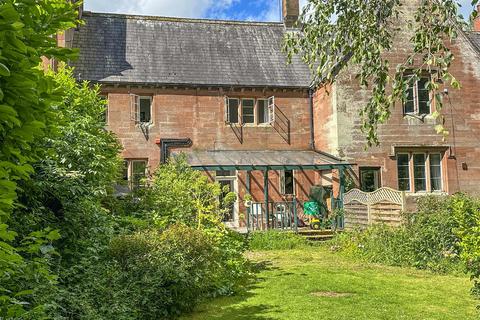 2 bed property, in Staffield, £280,000