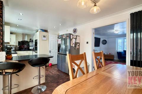 4 bed property, in Heron Forstel Avenue, £529,000