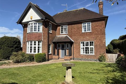 4 bed property, in Hillside Road, £525,000