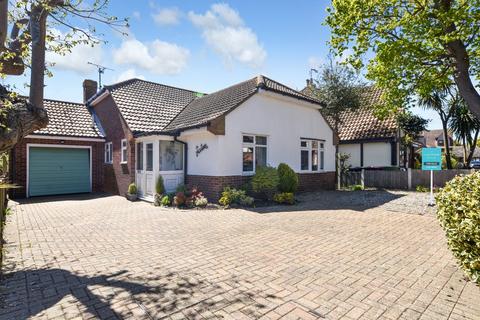 2 bed property, in Knollcroft, £550,000