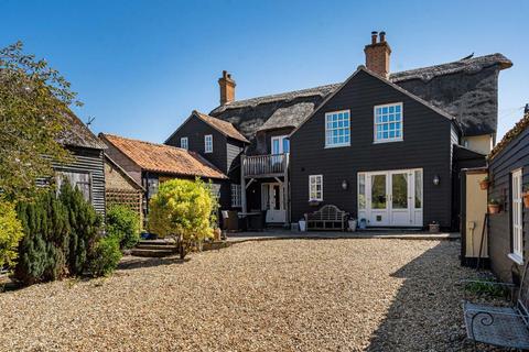 4 bed property, in High Street, £795,000