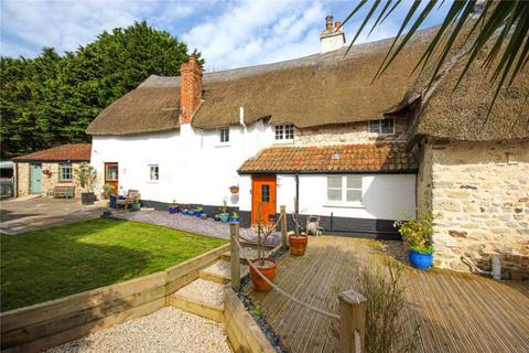 4 bed property, in Pound Hill, £556,000
