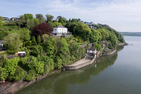 4 bed property, in Cliff Road, £1,100,000