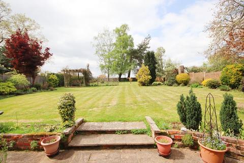 4 bed property, in Vicarage Hill, £725,000