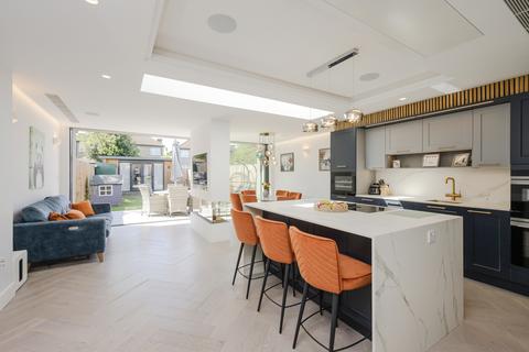 3 bed property, in Beaford Grove, £900,000