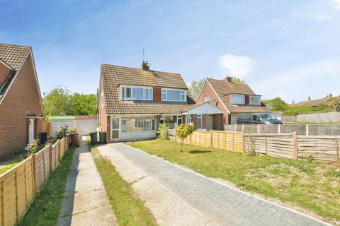 2 bed property, in Cleves Way, £250,000