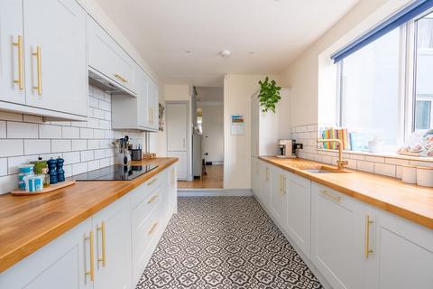 3 bed property, in Bloomfield Road, £495,000