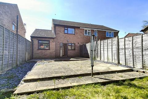 2 bed property, in Clanfield, £240,000