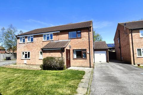 2 bed property, in Clanfield, £240,000