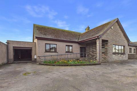 4 bed property, in Fraser Crescent, £190,000