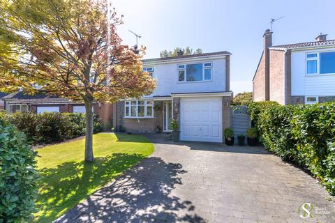 4 bed property, in Woodlands Drive, £450,000