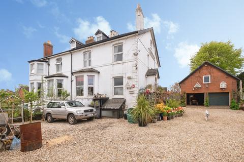 5 bed property, in Folly Lane, £665,000