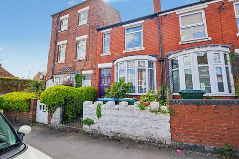 2 bed property, in Moor Street, £220,000