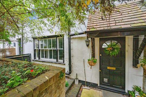 1 bed property, in High Street, £170,000
