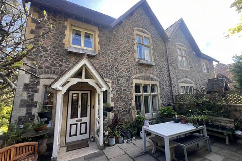 4 bed property, in Wells Road, £600,000