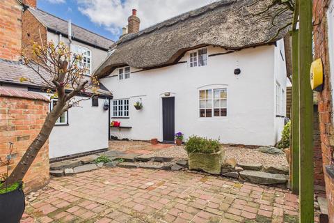 4 bed property, in Main Street, £525,000