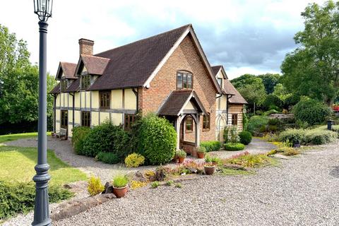 3 bed property, in Long Lane, £795,000