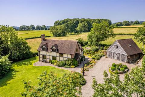 3 bed property, in Long Lane, £775,000
