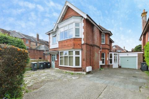 5 bed property, in Talbot Road, £315,000