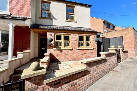 3 bed property, in Lindenhurst, £270,000