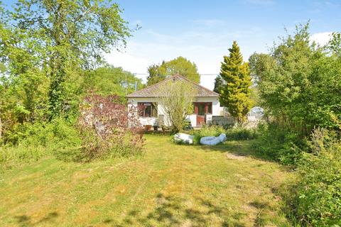 1 bed property, in Bromley Green Road, £350,000