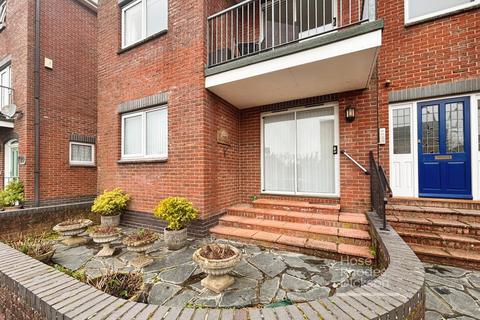 2 bed property, in Nelsons Quay, £200,000