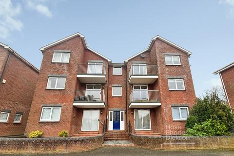 2 bed property, in Nelsons Quay, £200,000
