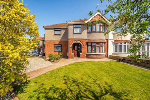 4 bed property, in Campden Road, £425,000