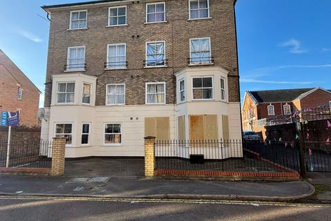 1 bed property, in The Avenue, £50,000