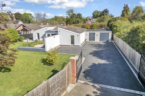 4 bed property, in Lodge Close, £750,000