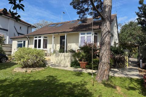 5 bed property, in Arundel Road, £450,000