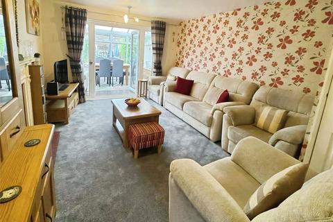 2 bed property, in Bentley Close, £280,000