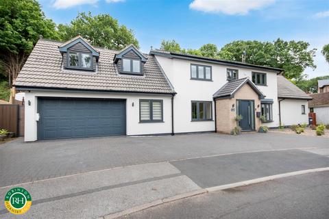 5 bed property, in Birchwood Dell, £860,000