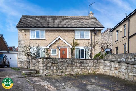 3 bed property, in High Street, £260,000